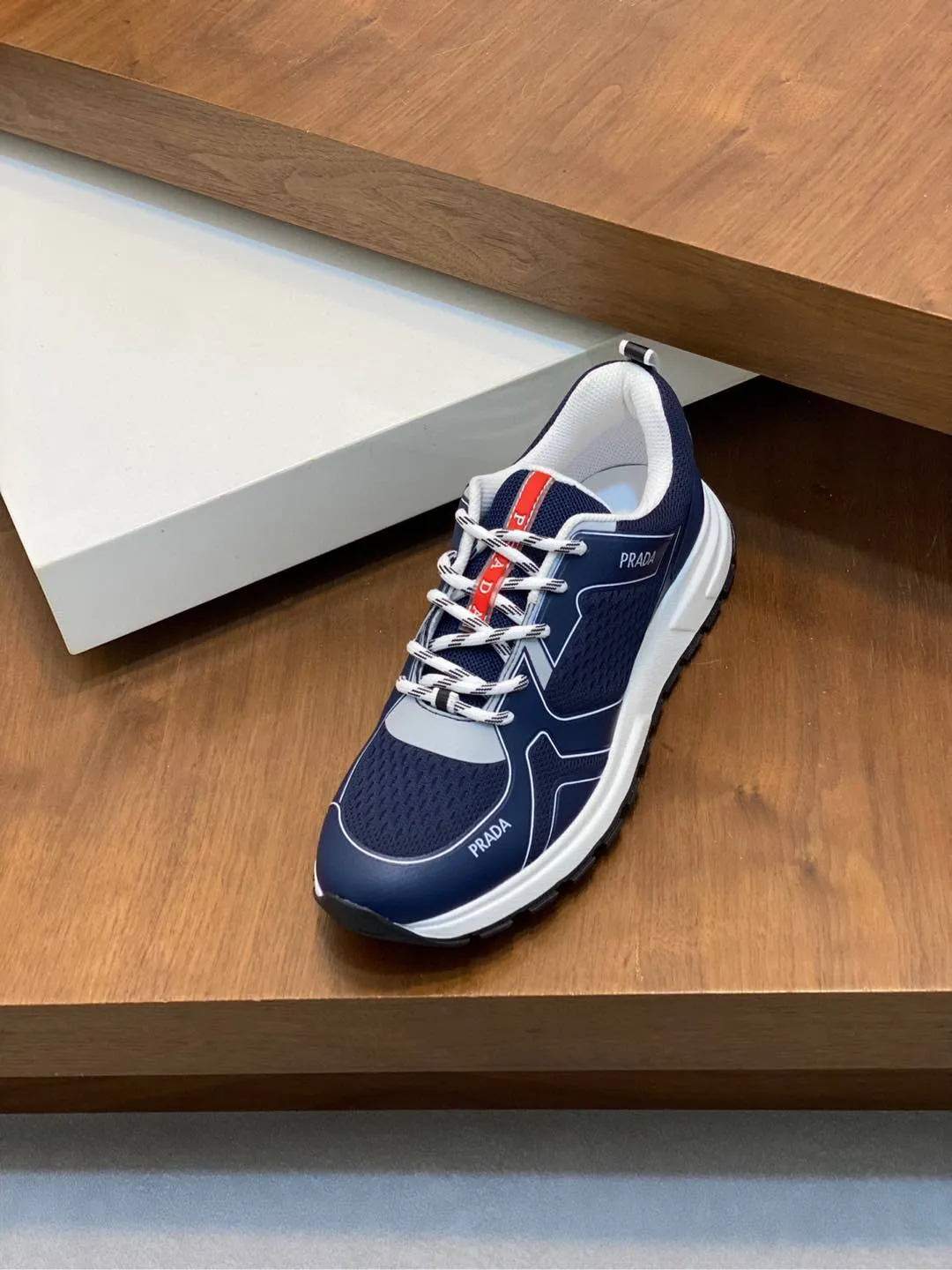 Men's Men's Shoes 💰780 Prada/Prada Men's Leather Casual Sports Shoes, great products made in Guangzhou! Made of imported solid-color calfskin stitched with mesh cowhide upper, three-dimensional geometric segmentation, precision manufacturing, even stitching, the leather texture can be seen at a glance, multi-color splicing, fashionable and generous, soft, comfortable and breathable, decorated with the PRADA letter logo on the outside. The tongue is decorated with the classic letter logo, and the heel is decorated with a fabric strap. It is a classic sports shoe shape of the P family, with a fabric lining, a cowhide footbed with a silver logo, and an exclusive rubber outsole of the P family. The details are carefully crafted, making it a versatile item for travel! Comes with original box and dust bag! Multiple colors available! Size: 39-40-41-42-43-44 standard leather shoe size